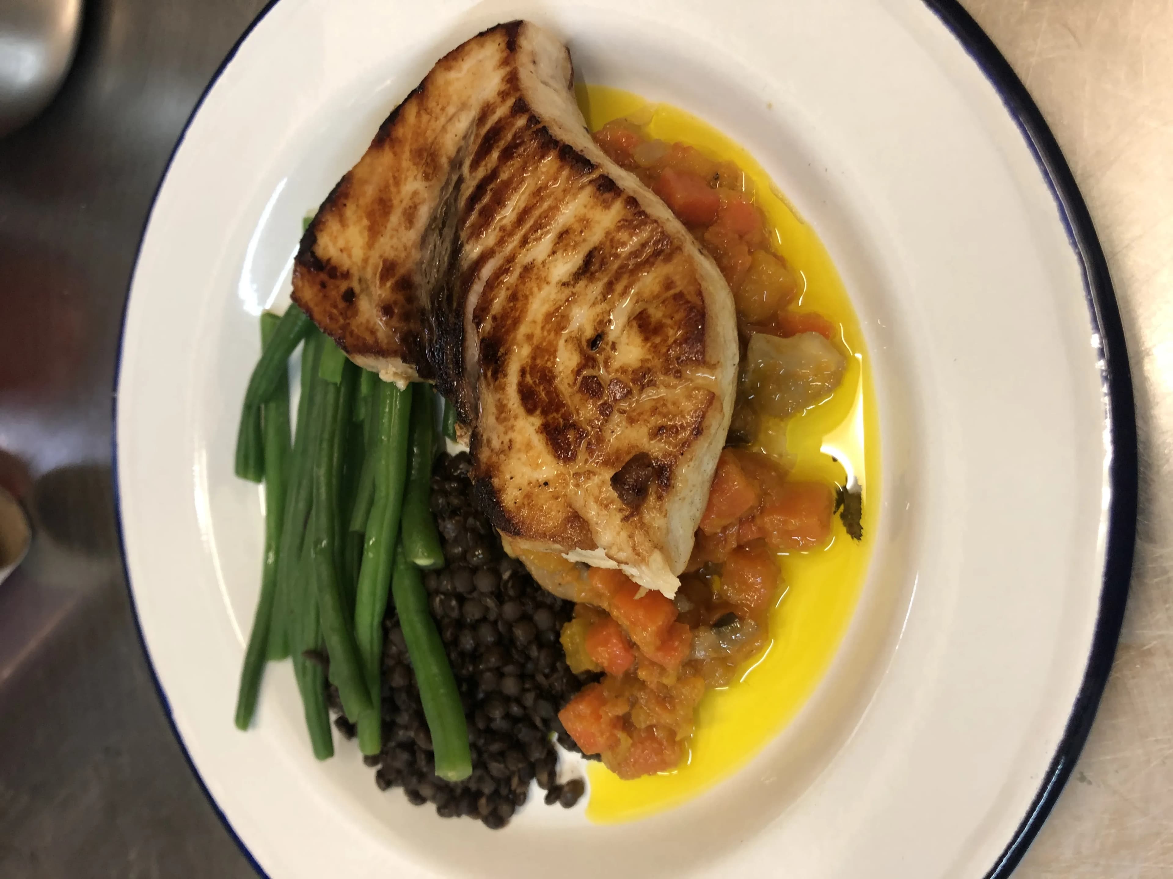 Pavé d'espadon, lentilles béluga & légumes aux épices