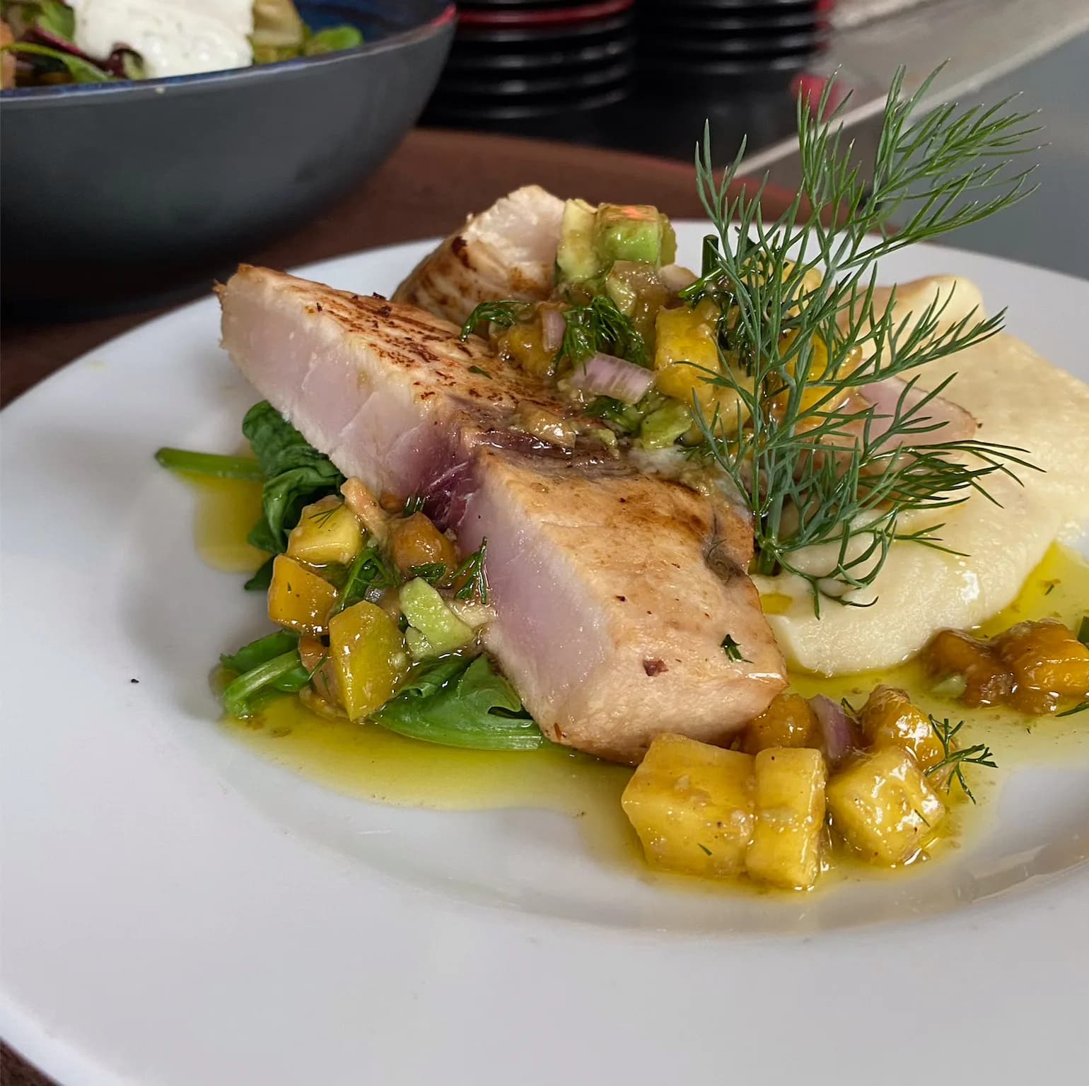 Thon snacké, salsa mangue-avocat & purée