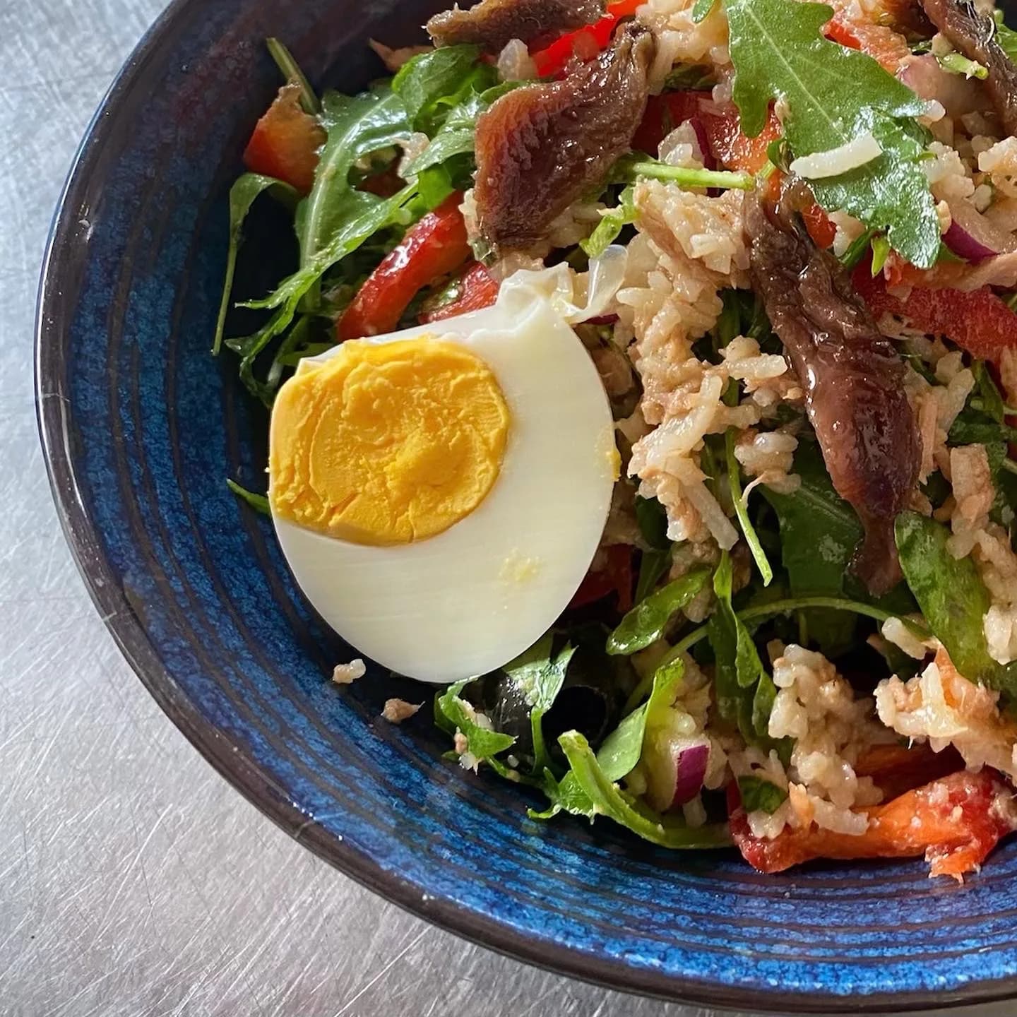 Salade composée, riz, anchois, roquette & œuf dur